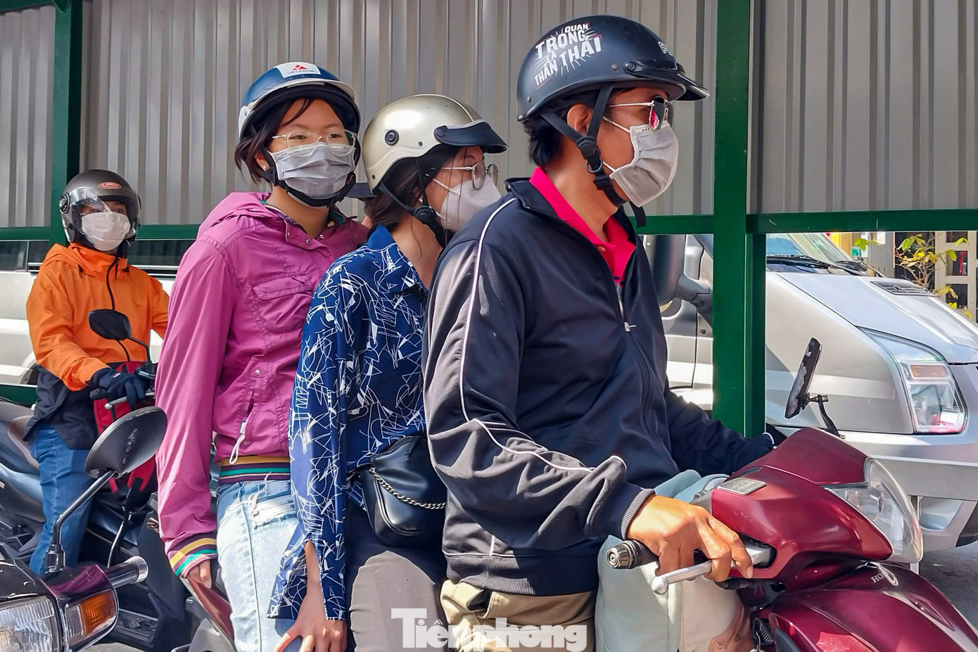 "Mọi khi qua phà, tôi phải chờ rất lâu, tuy nhiên hôm nay thấy phương tiện qua phà trở về TPHCM thưa thớt nên tôi khá bất ngờ", ông Trần Văn Nam (quê Vũng Tàu) chia sẻ.