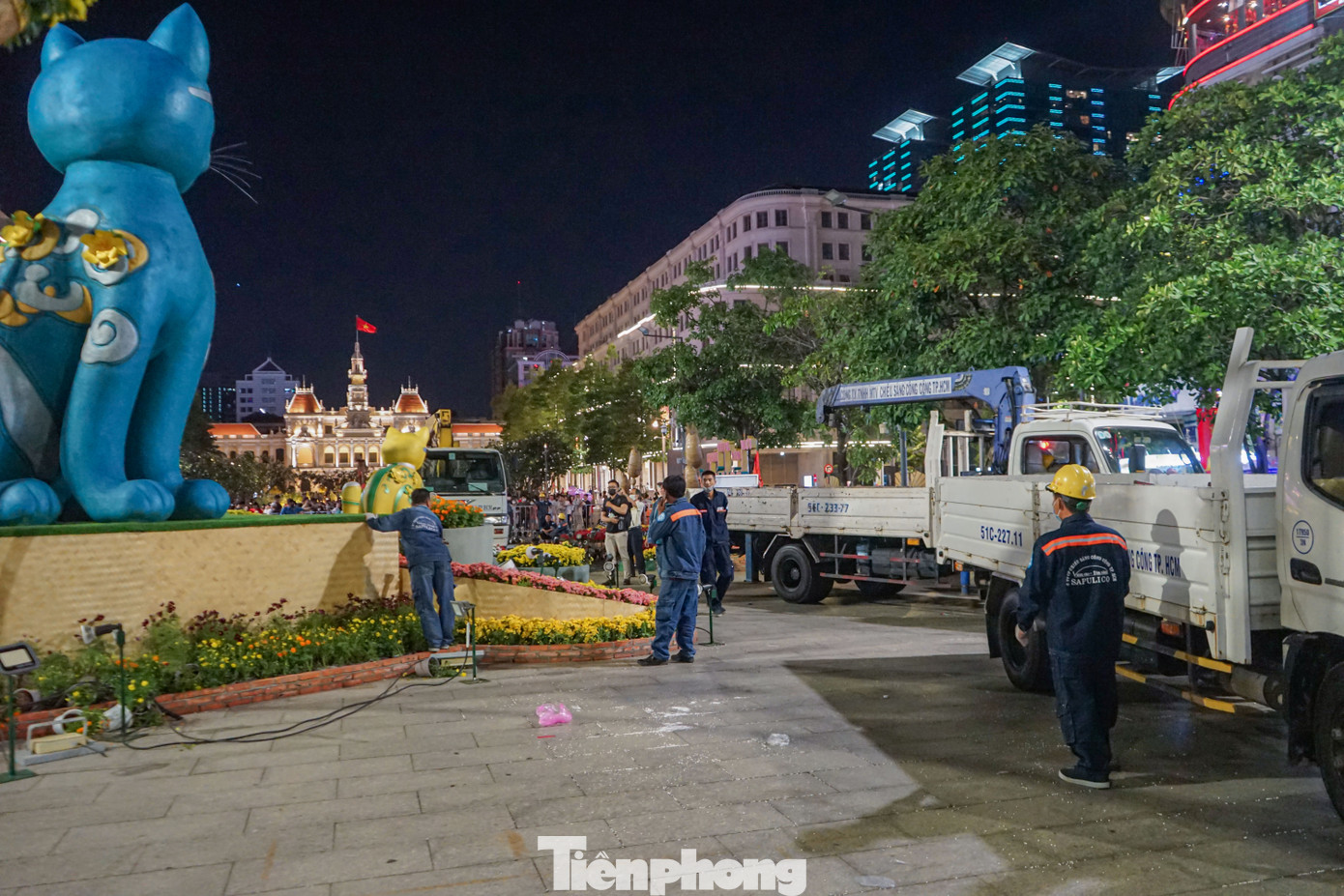 Phía bên trong đường hoa có gần 500 công nhân của công ty điện lực, công ty cây xanh chia nhau thành từng nhóm nhỏ dọn dẹp các tiểu cảnh.
