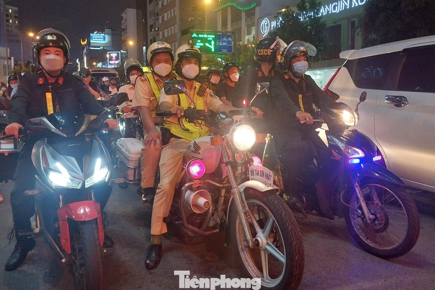 Sau khi rời trụ sở đội, lúc 18h40 khi tuần tra ngang qua giao lộ Bàu Cát - Đồng Đen (quận Tân Bình) thì lực lượng trinh sát mặc thường phục phát hiện một nam thanh niên chạy xe tay ga hiệu Vario không đội mũ bảo hiểm nên đã dừng phương tiện kiểm tra hành chính. Sau khi rời trụ sở đội, lúc 18h40 khi tuần tra ngang qua giao lộ Bàu Cát - Đồng Đen (quận Tân Bình) thì lực lượng trinh sát mặc thường phục phát hiện một nam thanh niên chạy xe tay ga hiệu Vario không đội mũ bảo hiểm nên đã dừng phương tiện kiểm tra hành chính.