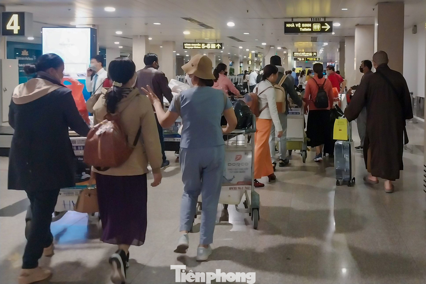 Theo đại diện của Cảng hàng không quốc tế Tân Sơn Nhất, trong ngày 27/1 (mùng 6 Tết), sân bay Tân Sơn Nhất phục vụ 916 lượt cất/hạ cánh, tăng 3 lượt so với mùng 5 Tết. Ước tính, lượng khách qua sân bay đạt gần 150.000 người, tăng hơn 5.000 người so với mùng 5 Tết. Trong đó, khách đi hơn 58.000 người và khách đến đạt gần 91.000 người.