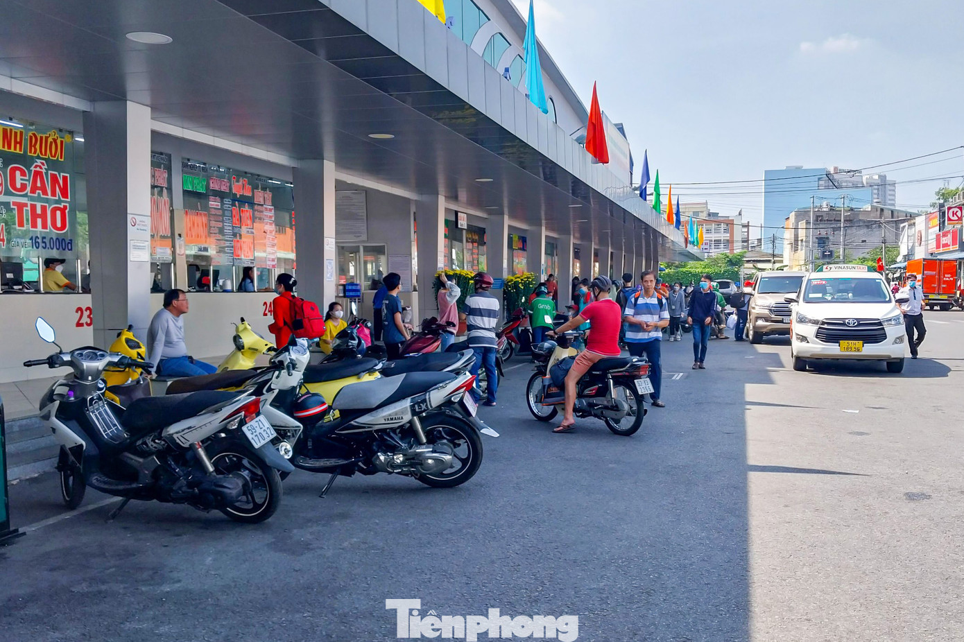 Bên trong khu vực quầy bán vé của các nhà xe, các nhân viên liên tục chào mời, hỗ trợ việc mua vé và hướng dẫn hành khách ra khu vực chờ đến giờ lên xe khởi hành.