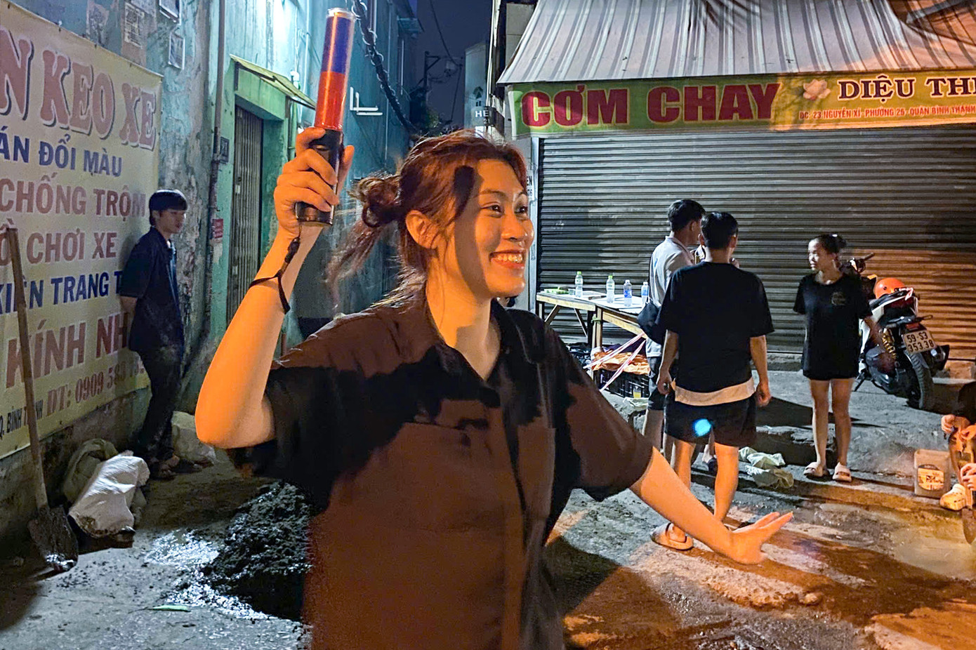 Bên cạnh đó, nhóm cũng phân công một số thành viên phân luồng và chỉ dẫn người dân đi đường vòng trong quá trình thực hiện nhiệm vụ.