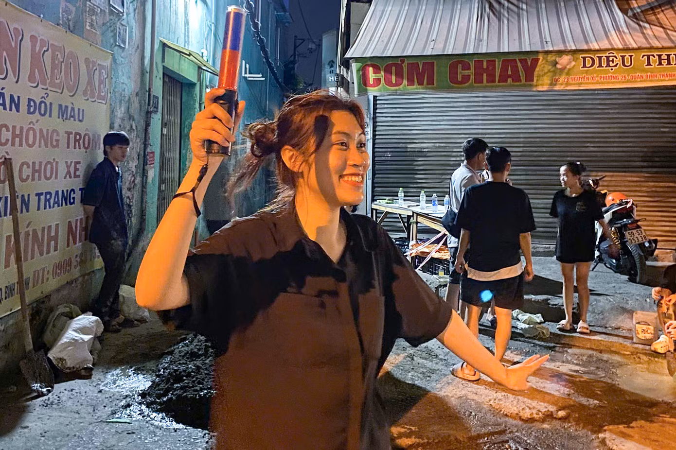 Bên cạnh đó, nhóm cũng phân công một số thành viên phân luồng và chỉ dẫn người dân đi đường vòng trong quá trình thực hiện nhiệm vụ.