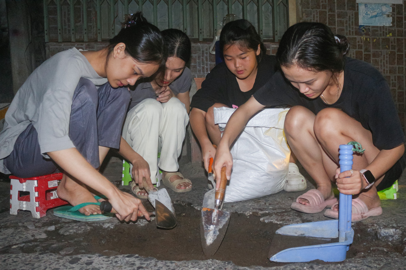 Được thành lập hơn mộtnăm nhưng nhóm vá đường 'Neha' đã có hơn chục thành viên tham gia, đa số là các bạn trẻ đầy nhiệt huyết.