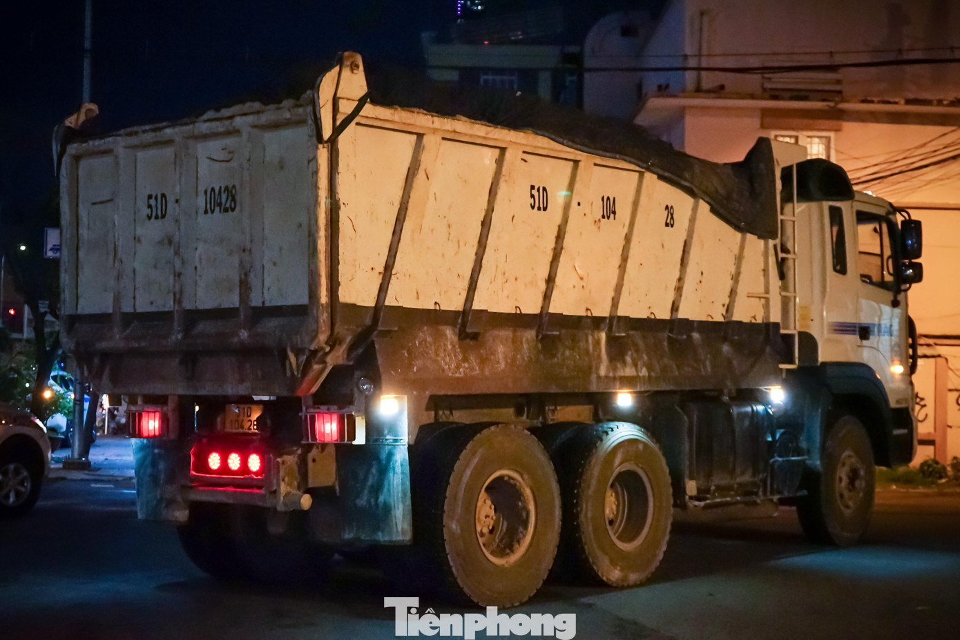 Xe ben mang BKS: 51D-10428 có dấu hiệu chở quá tải và cơi nới thùng hàng bị Đội CSGT Tuần tra dẫn đoàn yêu cầu cân tải trọng Xe ben mang BKS: 51D-10428 có dấu hiệu chở quá tải và cơi nới thùng hàng bị Đội CSGT Tuần tra dẫn đoàn yêu cầu cân tải trọng