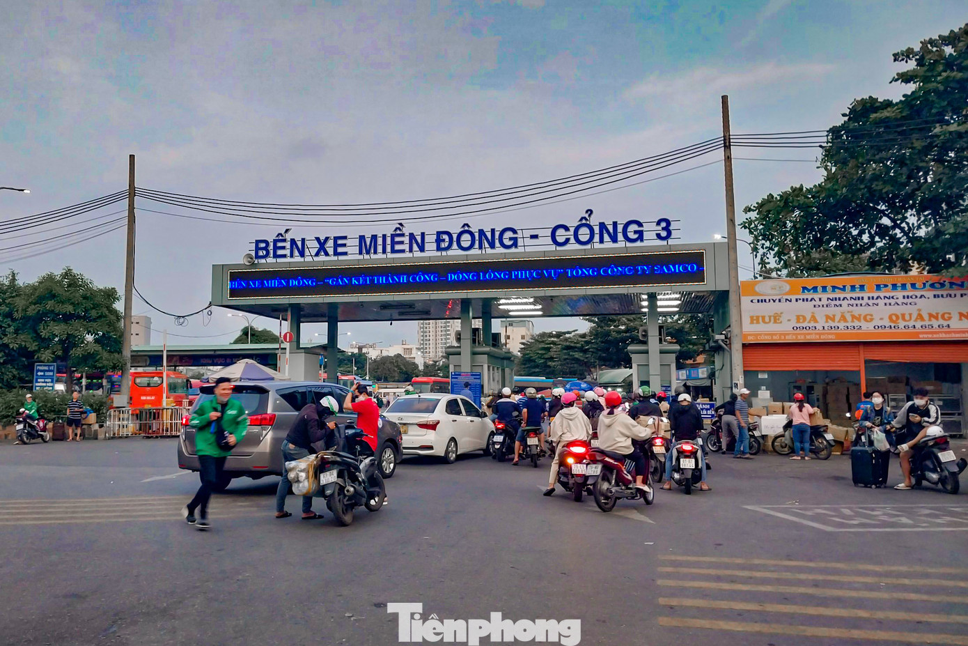 Tại khu vực cổng ra vào số 3 và cổng số 4 của bến xe Miền Đông có rất đông phương tiện nối đuôi nhau xếp hàng chờ mua vé vào bên trong bến để trả khách.
