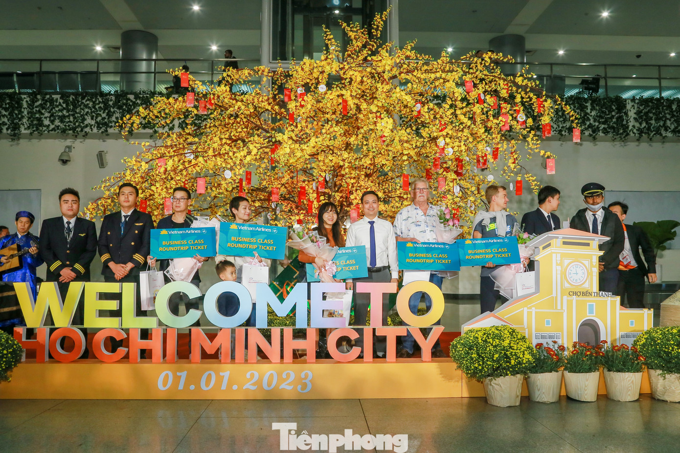 Sáng 1/1, tại khu vực nhà ga quốc tế sân bay Tân Sơn Nhất, Sở Du lịch TPHCM phối hợp với các đơn vị tổ chức lễ đón các du khách nước ngoài đầu tiên đến TPHCM trong năm 2023. Sáng 1/1, tại khu vực nhà ga quốc tế sân bay Tân Sơn Nhất, Sở Du lịch TPHCM phối hợp với các đơn vị tổ chức lễ đón các du khách nước ngoài đầu tiên đến TPHCM trong năm 2023.