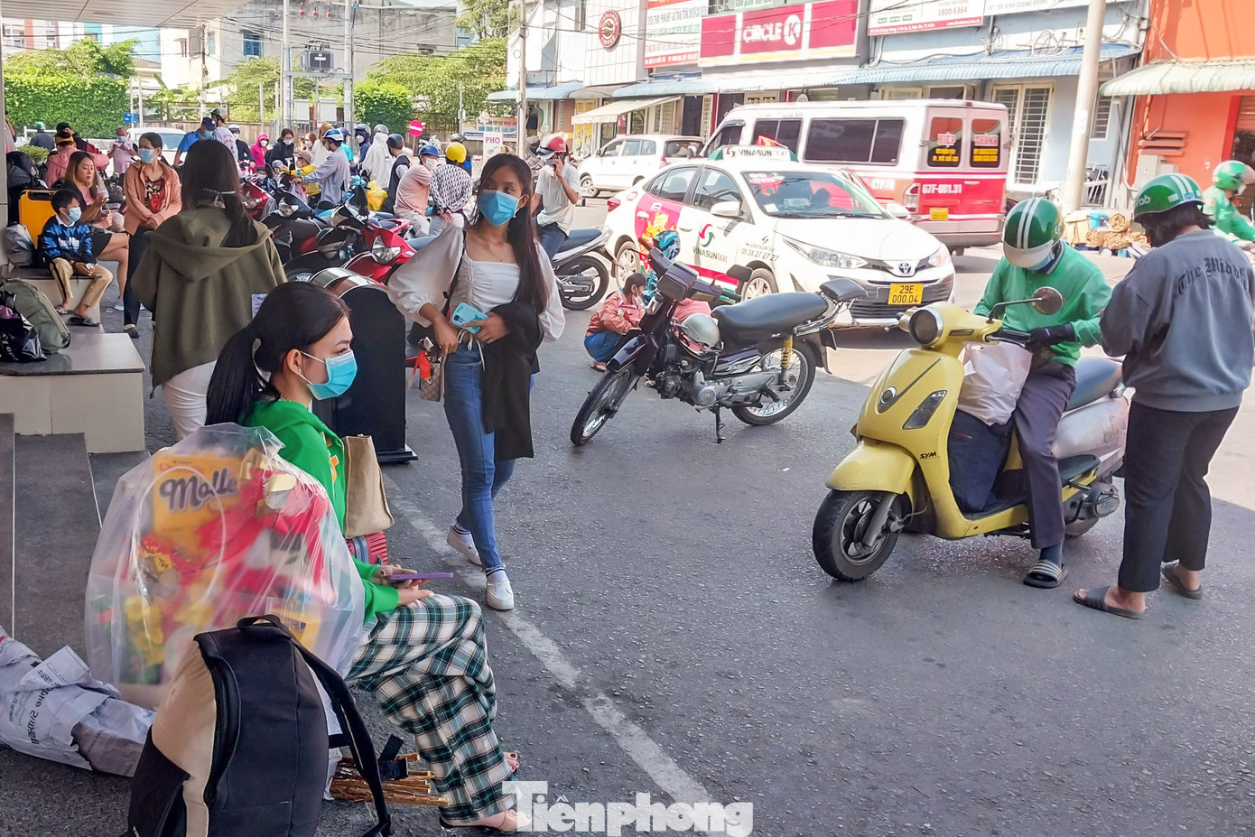 Chiều 21/1 (30 tháng chạp), cổng chính Bến xe Miền Tây vẫn còn rất nhiều hành khách lỉnh kỉnh hành lý vào mua vé xe để về quê đón Tết.