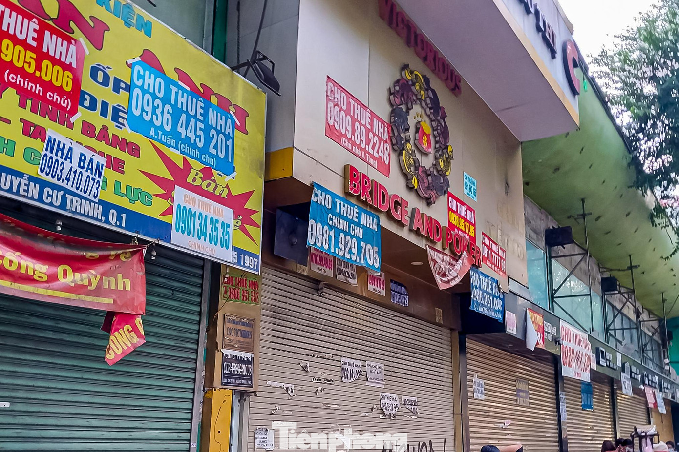 Đường Cống Quỳnh, đoạn trước Ngân hàng TMCP Sài Gòn cũng xuất hiện hàng loạt mặt bằng nằm liền kề nhau treo bảng cho thuê suốt nhiều tháng qua nhưng vẫn chưa có người đến thuê mặc dù có giảm giá gần 30%.