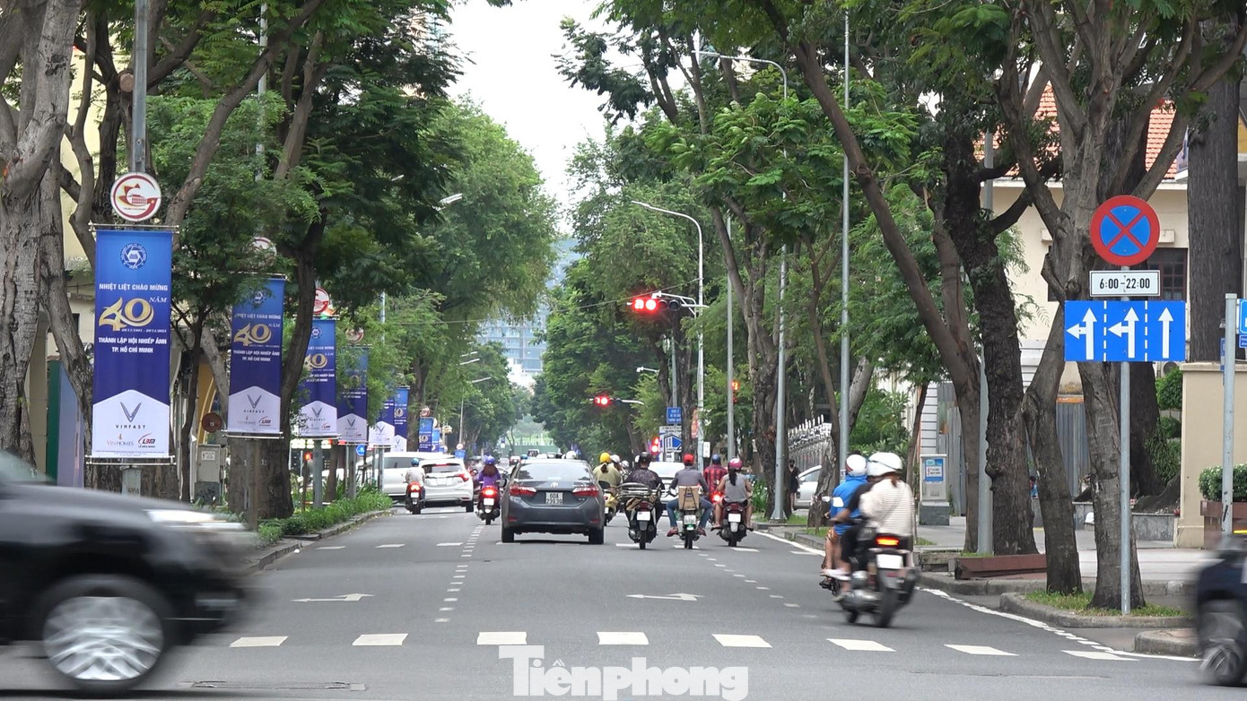 Để có được tình trạng giao thông thoáng đãng trong sáng nay, trước đó phòng CSGT đường bộ - đường sắt Công an TPHCM đã cho bố trí lực lượng chốt trực tại 165 điểm thi nhằm đảm bảo ANTT, ATGT, không để xảy ra tình trạng ùn tắc giao thông, tạo điều kiện cho các thí sinh di chuyển an toàn đến điểm thi.