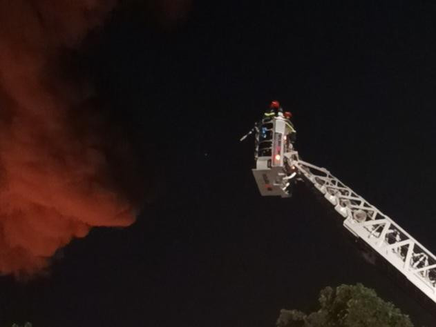 Cảnh sát PCCC dùng xe thang chữa cháy tại hiện trường Cảnh sát PCCC dùng xe thang chữa cháy tại hiện trường