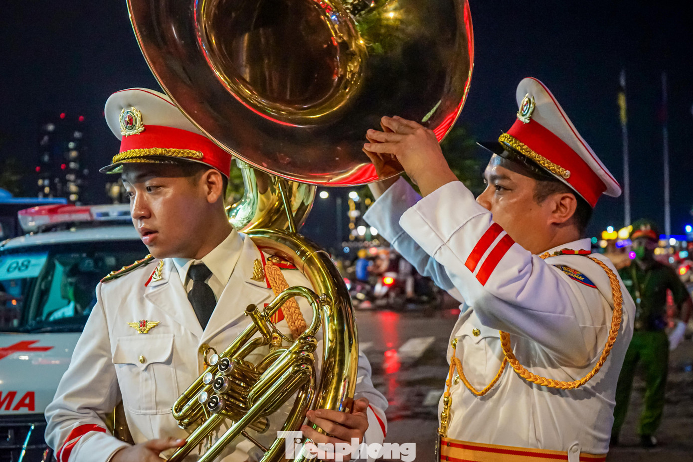 Theo kế hoạch, chương trình biểu diễn sẽ bắt đầu lúc 20h nhưng do trời mưa nên đã diễn ra trễ hơn so với dự kiến. Sau khi mưa tạnh các nhạc công của Đoàn nghi lễ CAND thuộc Bộ Tư lệnh Cảnh sát cơ động, Bộ Công an đã có mặt chuẩn bị nhạc cụ cho buổi biểu diễn phục vụ người dân thành phố.