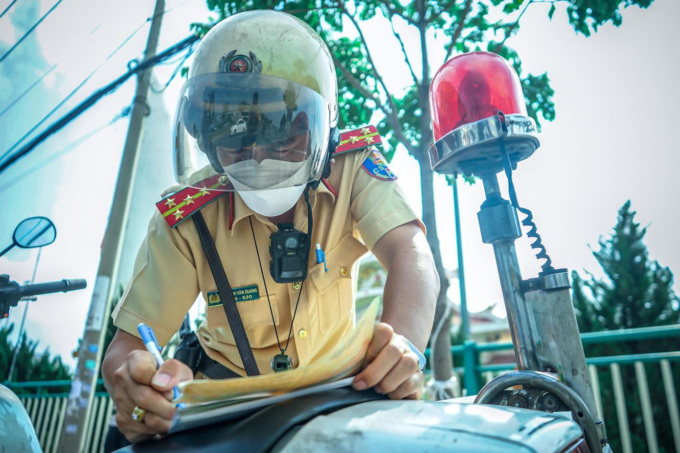 CSGT lập biên bản với một trường hợp xe khách không gắn camera