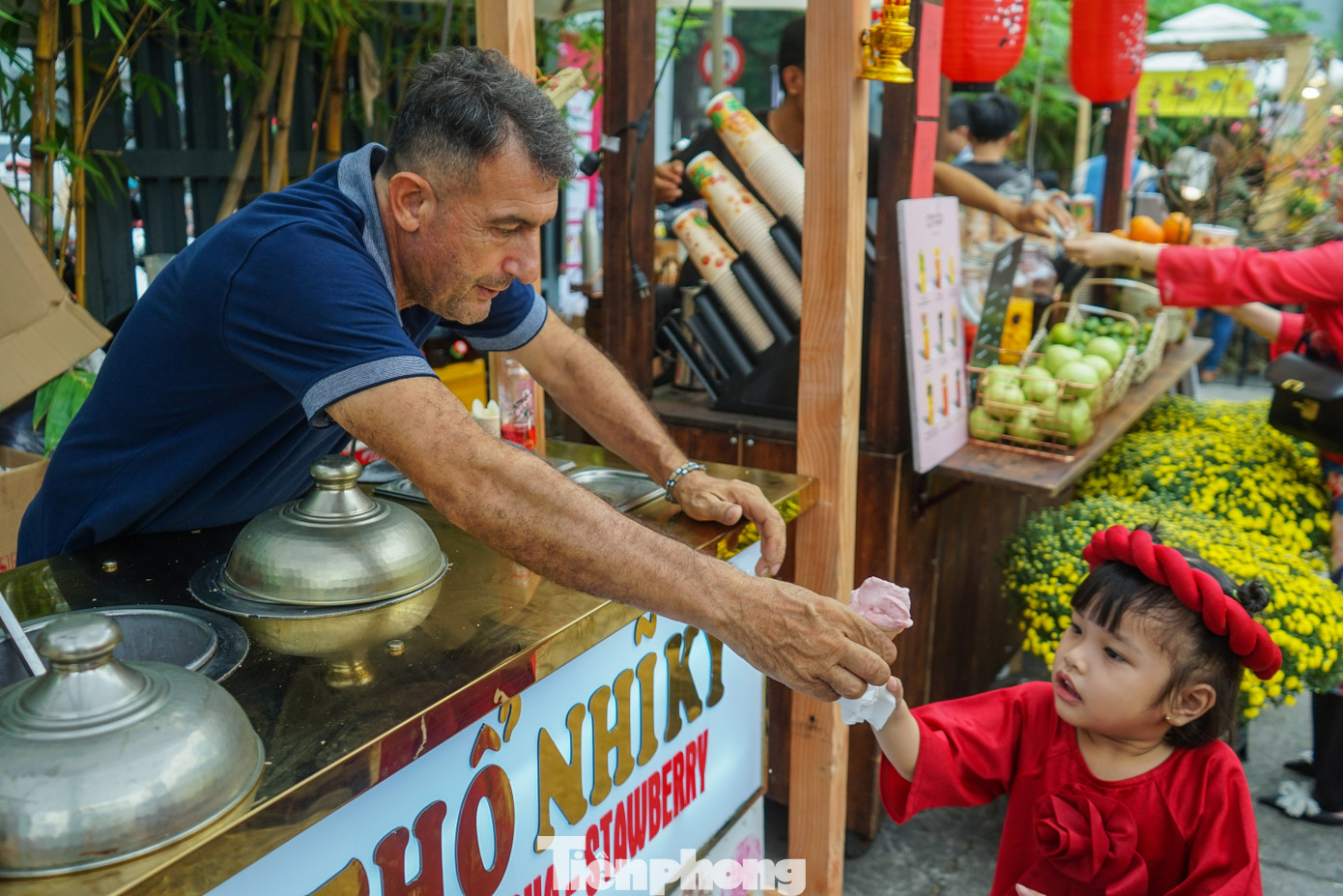 Gian hàng kem Thổ Nhĩ Kỳ tại Phố ông đồ thu hút nhiều du khách, trong đó có trẻ em Gian hàng kem Thổ Nhĩ Kỳ tại Phố ông đồ thu hút nhiều du khách, trong đó có trẻ em