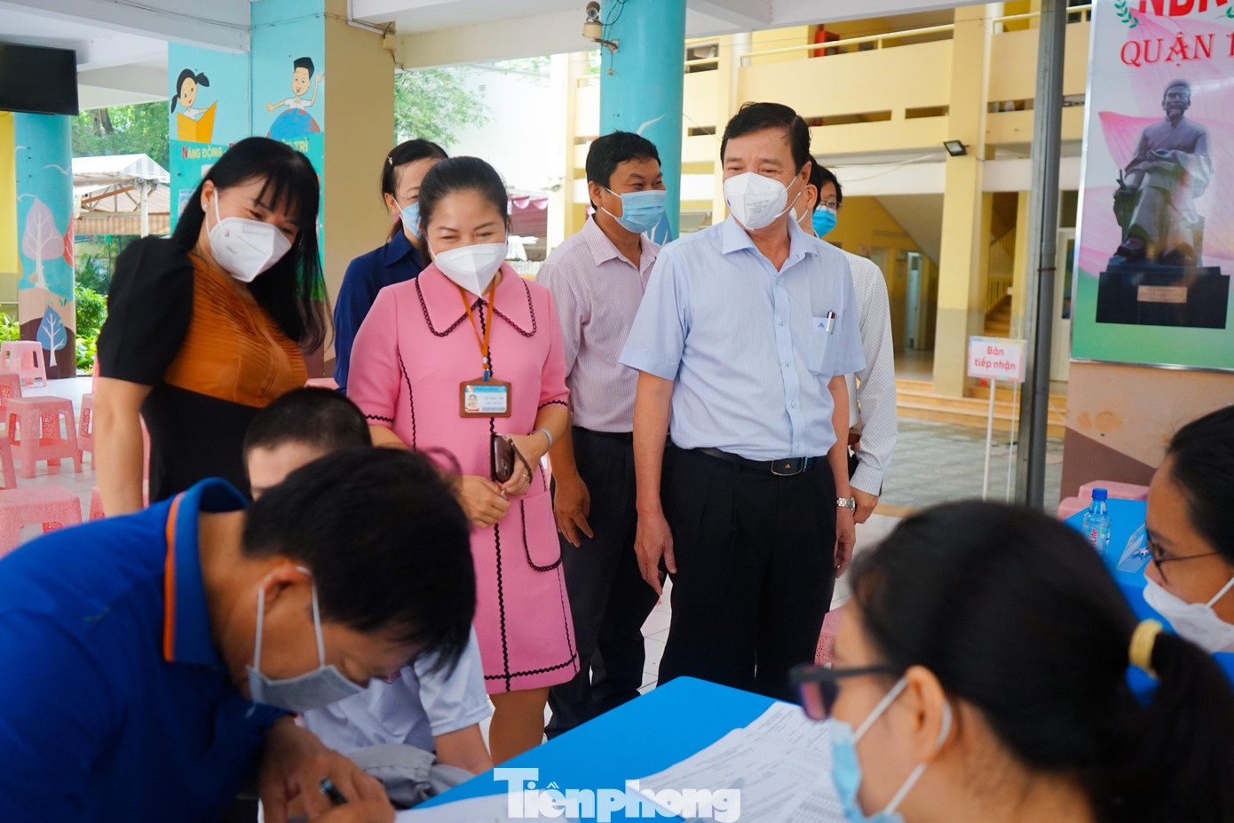 Đoàn kiểm tra do ông Nguyễn Hữu Hưng - PGĐ Sở Y tế TPHCM tại điểm tiêm trường Tiểu học Nguyễn Bỉnh Khiêm Đoàn kiểm tra do ông Nguyễn Hữu Hưng - PGĐ Sở Y tế TPHCM tại điểm tiêm trường Tiểu học Nguyễn Bỉnh Khiêm