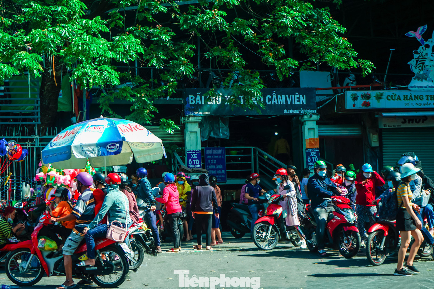 Theo ghi nhận của phóng viên báo Tiền Phong, ngay từ đầu giờ chiều đã có hàng nghìn lượt khách đến tham quan vui chơi tại Thảo Cầm viên Sài Gòn. Theo ghi nhận của phóng viên báo Tiền Phong, ngay từ đầu giờ chiều đã có hàng nghìn lượt khách đến tham quan vui chơi tại Thảo Cầm viên Sài Gòn.
