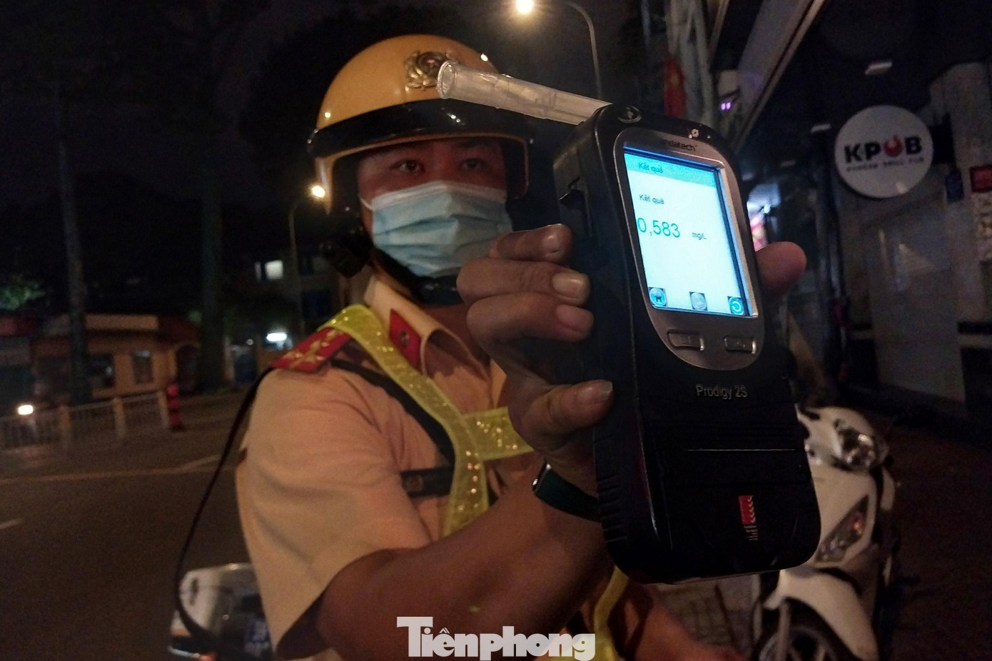 Qua máy đo chuyên dụng, anh T có mức nồng độ cồn là 0,583mg/L khí thở (mức vi phạm cao nhất) trong buổi kiểm tra nên đã tiến hành lập biên bản vi phạm. Đối với mức vi phạm nồng độ cồn này, anh T sẽ bị phạt tiền từ 6 - 8 triệu đồng, tước giấy phép lái xe từ 22 - 24 tháng.