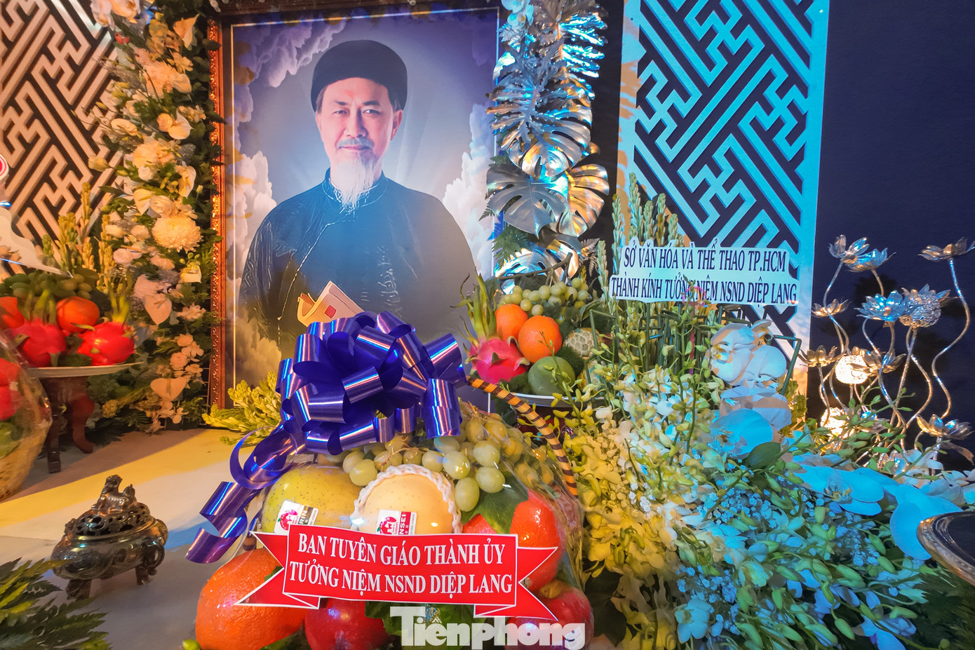 Tại lễ tưởng niệm NSND Diệp Lang, ngoài bạn bè và đồng nghiệp đến viếng và tưởng nhớ ông còn có nhiều lẵng hoa, giỏ trái cây được đại diện các sở, ban ngành TPHCM gửi đến viếng.