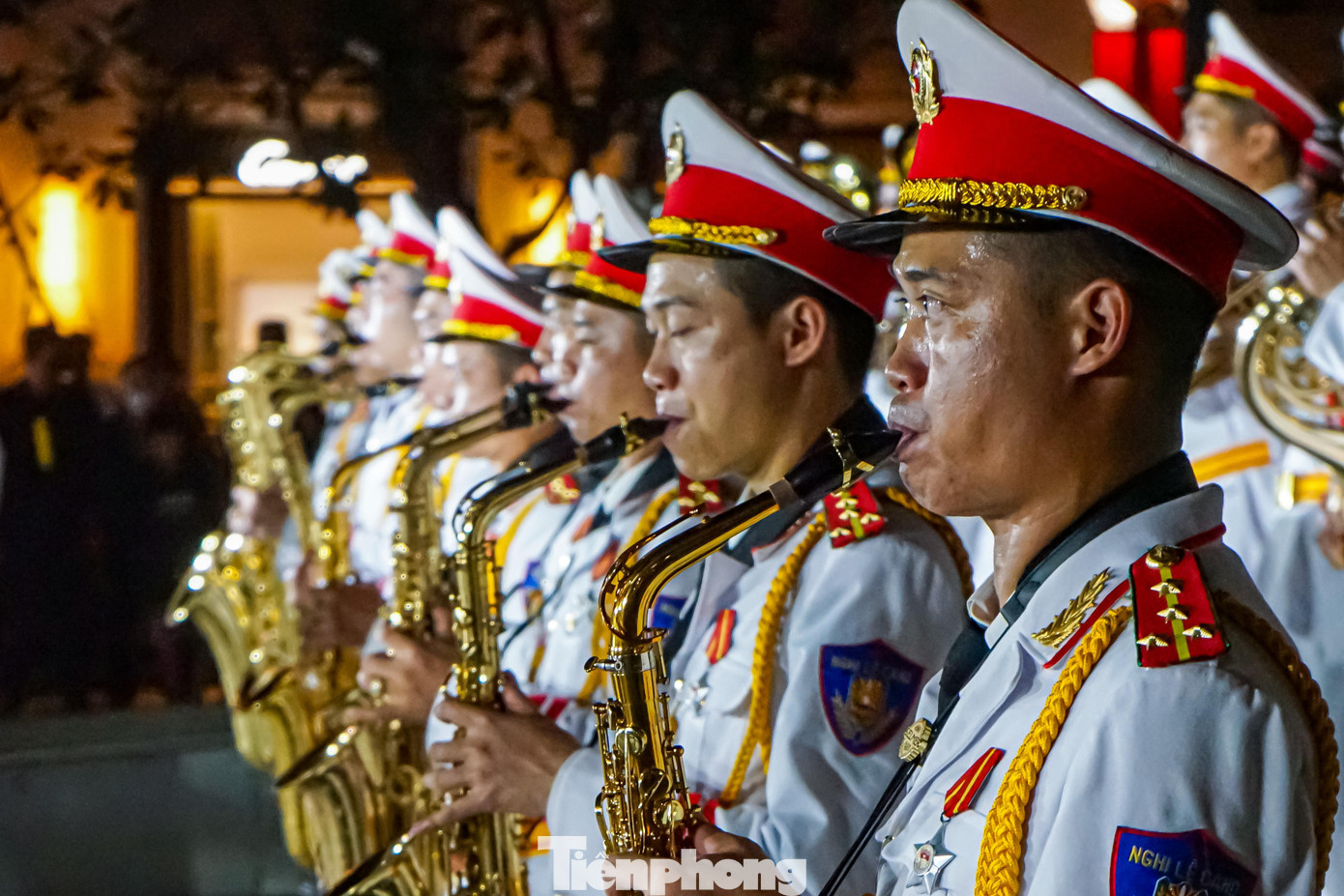 Chương trình biểu diễn gồm có 2 phần, trong phần 1, các nghệ sĩ vừa biểu diễn, vừa diễu hành trên phố đi bộ và quanh quảng trường tại khu vực đường Nguyễn Huệ. Trong phần 2, Đoàn nghi lễ biểu diễn tại khu vực trước Tượng đài Chủ tịch Hồ Chí Minh với 5 tác phẩm và kết thúc buổi biểu diễn.