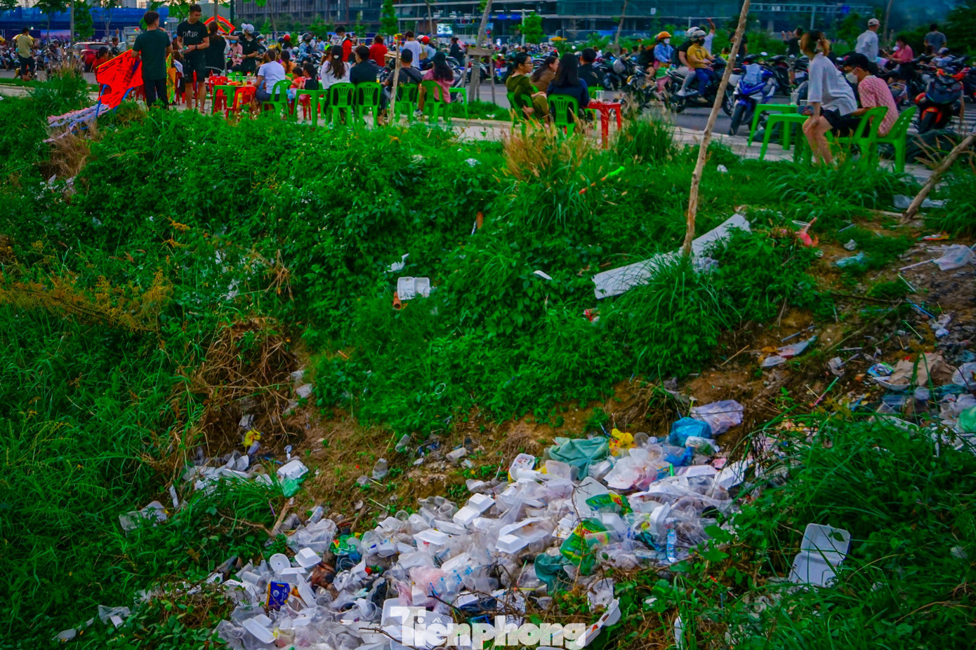 Nguyên nhân là do lượng người đổ về đây vui chơi tăng cao, kéo theo đó là các dịch vụ ăn uống vỉa hè cũng được mở ra để phục vụ người dân.