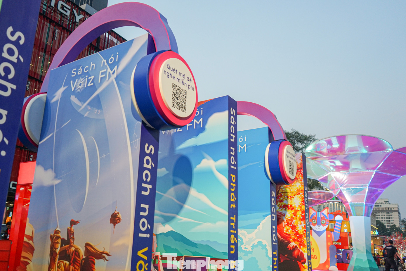 Bên cạnh đó, lễ hội còn có các không gian đọc sách bằng công nghệ giúp người đọc có cái nhìn đa chiều và tương tác với việc đọc sách nhiều hơn, qua đó nâng cao tầm quan trọng của văn hóa đọc.