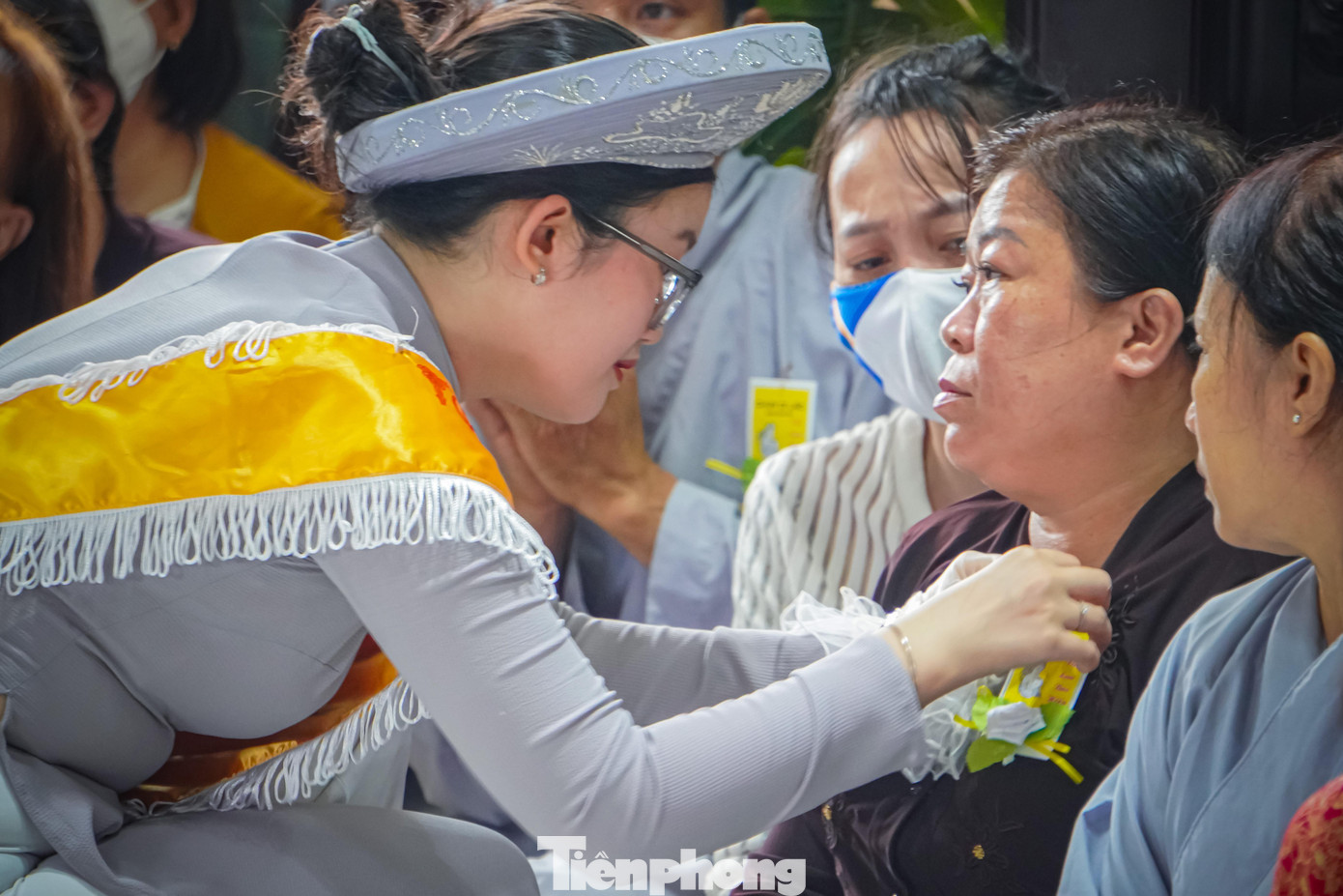 Chị Kim Huệ (25 tuổi, ngụ quận Bình Thạnh) chia sẻ: “Việc thực hành lễ Vu Lan báo hiếu cha mẹ sinh thành là cách để tôi và nhiều bạn trẻ bày tỏ tấm lòng, sự biết ơn, tình cảm yêu thương, kính trọng với bậc sinh thành”.