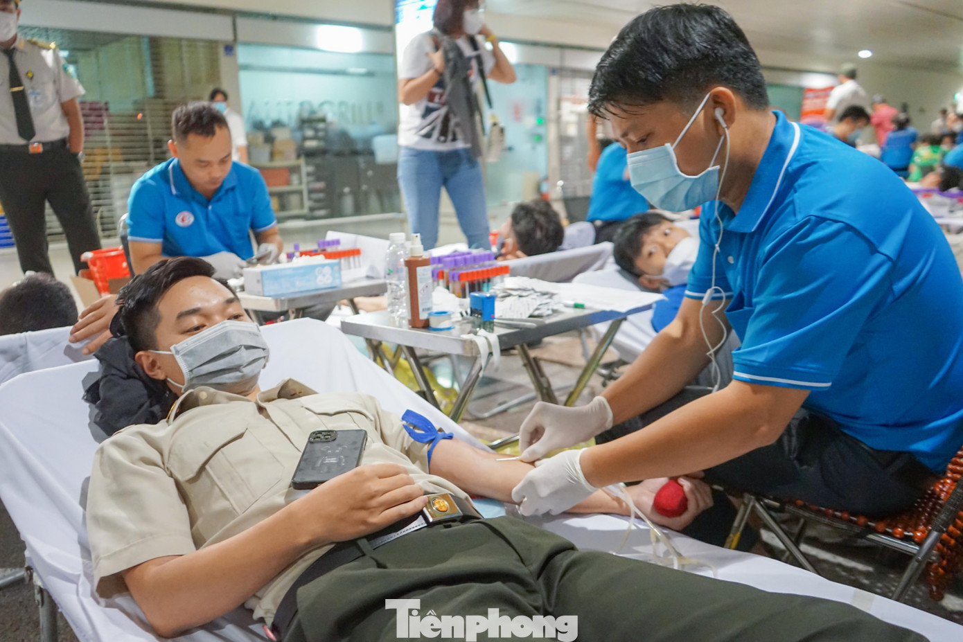 Theo một nhân viên an ninh hàng không tham gia hiến máu cho biết, để có thể tham gia chương trình hiến máu đầy tính nhân văn này, nhiều người đã phải luân phiên thay ca trực cho nhau vì tính đặc thù của công việc.