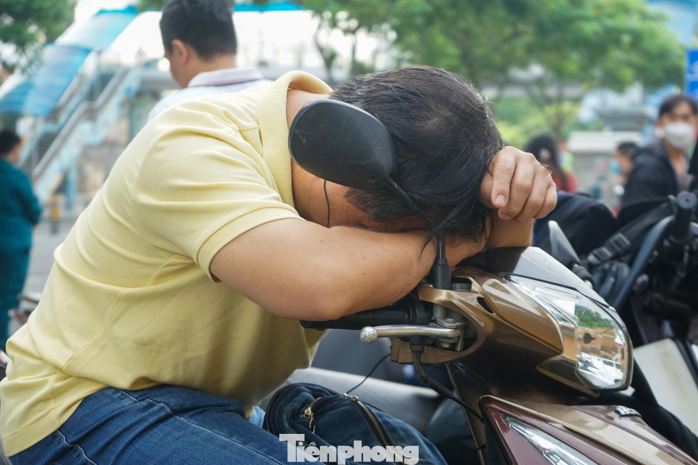 Do chờ khá lâu, nhiều phụ huynh tỏ ra mệt mỏi nên chọn cách nằm ngủ ngay trên xe