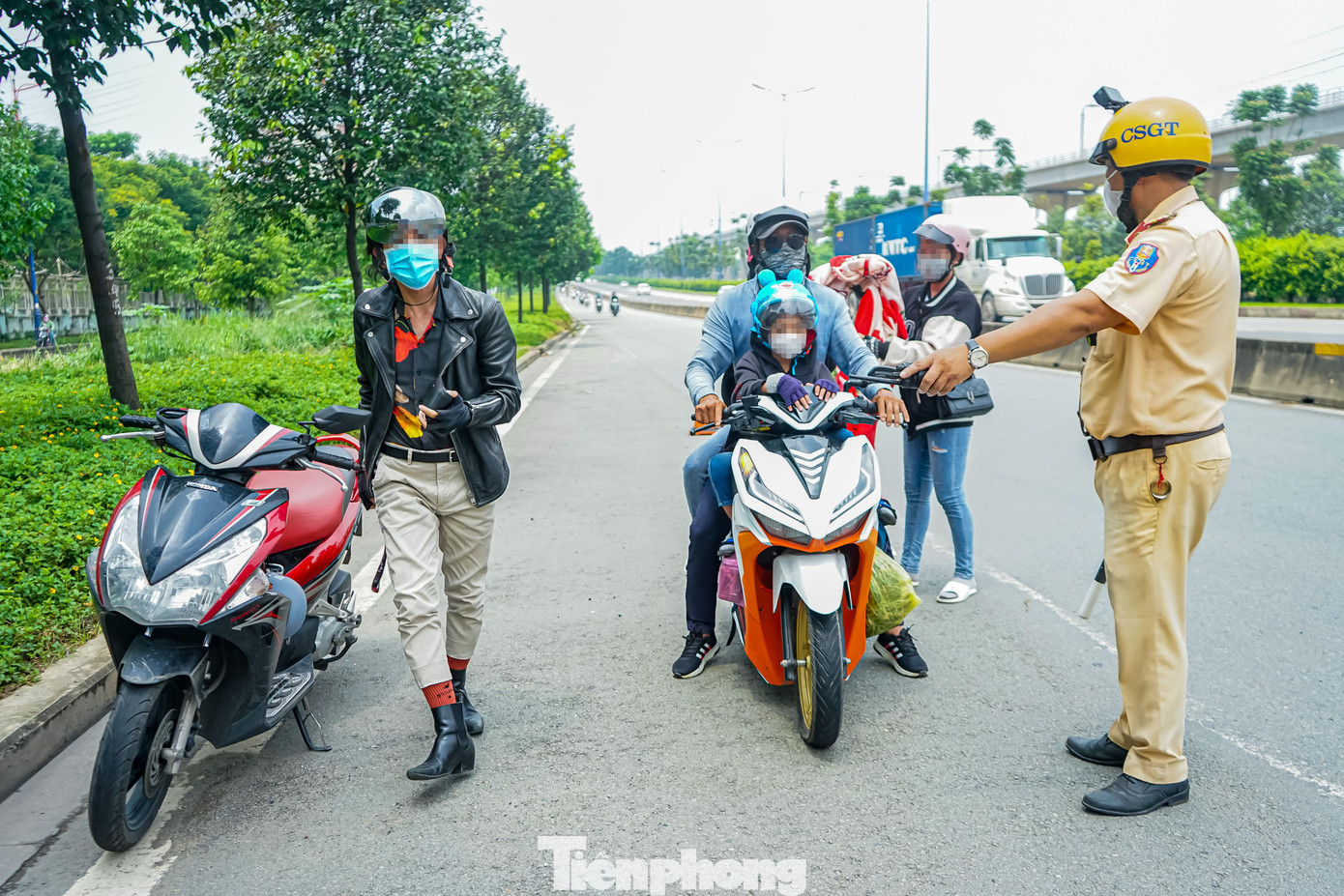 Chưa lập xong biên bản xử phạt anh S thì bộ đàm của tổ kiểm tra tốc độ lại tiếp tục báo phát hiện liên tiếp 2 xe tay ga do anh P.T.L (ngụ Đồng Nai) và anh L.H.G (quê An Giang) chạy quá tốc độ nên tiến hành dừng phương tiện. Chưa lập xong biên bản xử phạt anh S thì bộ đàm của tổ kiểm tra tốc độ lại tiếp tục báo phát hiện liên tiếp 2 xe tay ga do anh P.T.L (ngụ Đồng Nai) và anh L.H.G (quê An Giang) chạy quá tốc độ nên tiến hành dừng phương tiện.