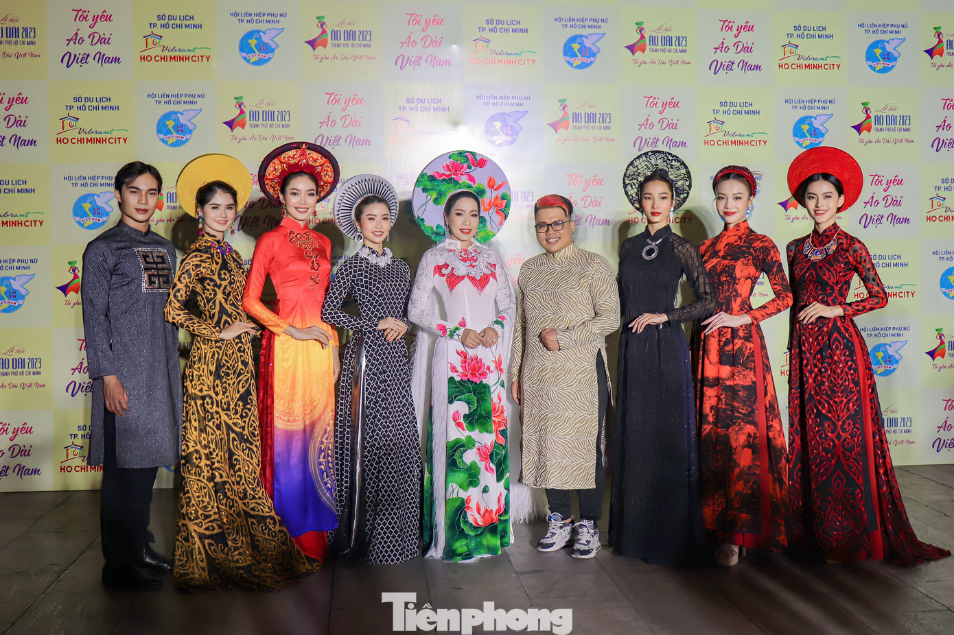 “Là đại sứ áo dài của lễ hội năm nay, tôi luôn chọn áo dài là trang phục đồng hành trong những dịp đi diễn hoặc đi sự kiện. Tôi luôn cảm thấy hạnh phúc, tự hào khi diện bộ trang phục này. Tôi hy vọng thông điệp của những chiếc áo dài Việt Nam luôn được gìn giữ và phát huy”, NSƯT Trịnh Kim Chi chia sẻ với Tiền Phong trong đêm trình diễn.