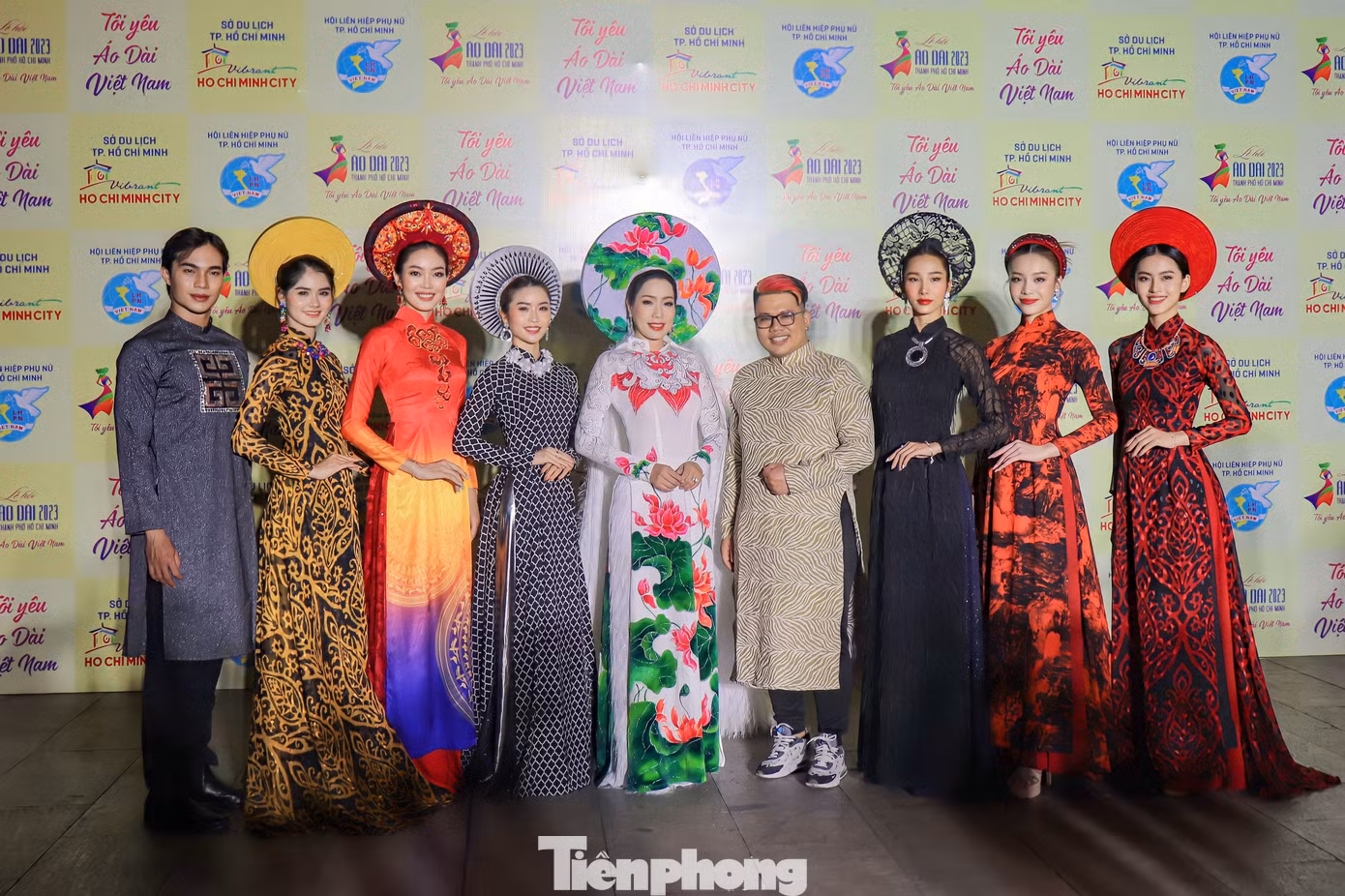 “Là đại sứ áo dài của lễ hội năm nay, tôi luôn chọn áo dài là trang phục đồng hành trong những dịp đi diễn hoặc đi sự kiện. Tôi luôn cảm thấy hạnh phúc, tự hào khi diện bộ trang phục này. Tôi hy vọng thông điệp của những chiếc áo dài Việt Nam luôn được gìn giữ và phát huy”, NSƯT Trịnh Kim Chi chia sẻ với Tiền Phong trong đêm trình diễn.