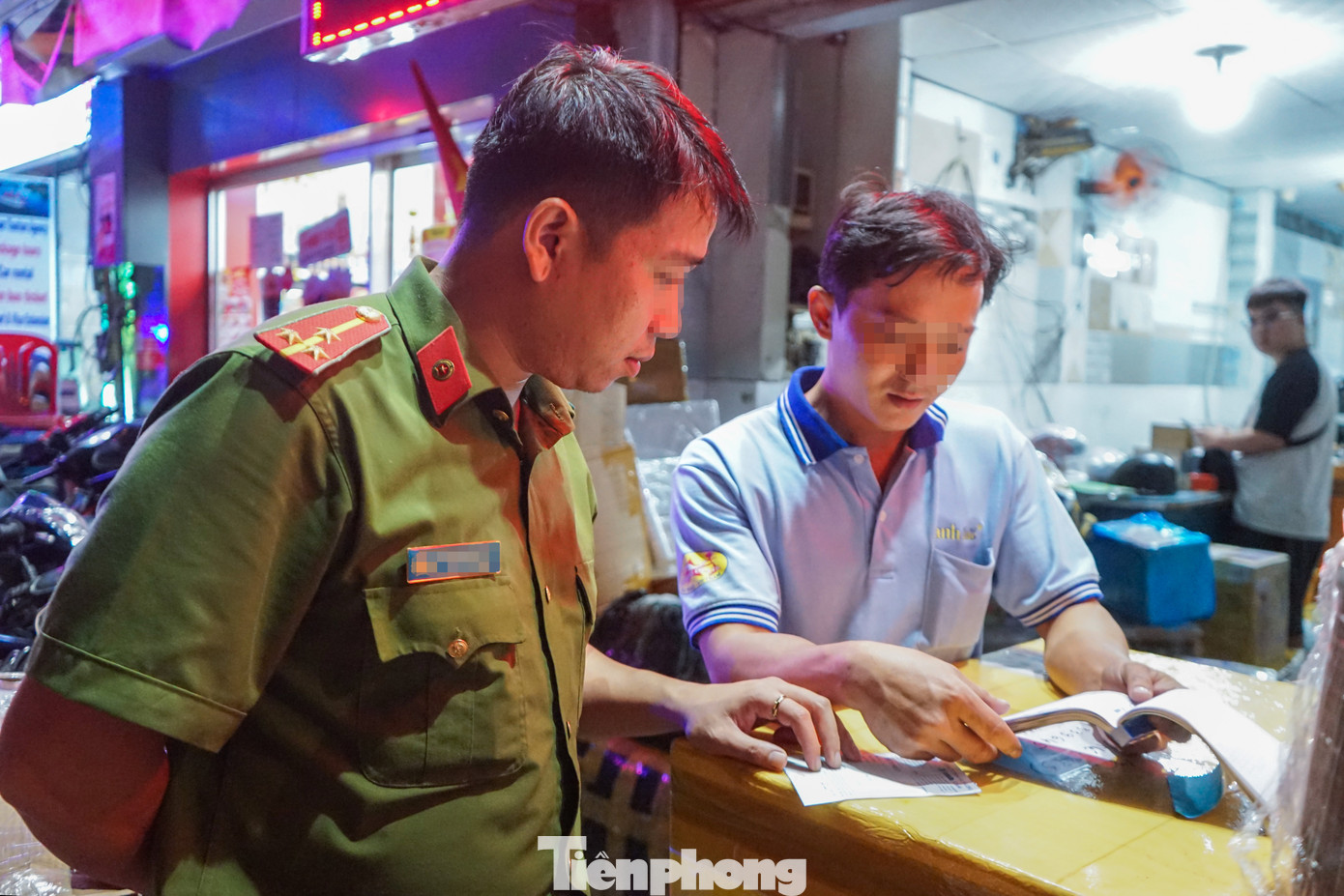 Cán bộ công an kiểm tra các giấy tờ được cho là biên nhận giao dịch của lô thuốc lá nghi vấn. Cán bộ công an kiểm tra các giấy tờ được cho là biên nhận giao dịch của lô thuốc lá nghi vấn.