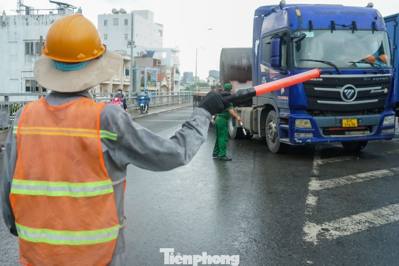 Theo anh Vũ, một công nhân thi công cho biết: &quot;Các công nhân thi công tại đây bắt buộc chia làm 3 ca, trực từ sáng tới đêm để phân luồng phương tiện. Anh em điều tiết tại đây đã rất mệt vì xe khá đông và chỉ mong rằng không có phương tiện nào gặp sự cố ngay giữa cầu&quot;.