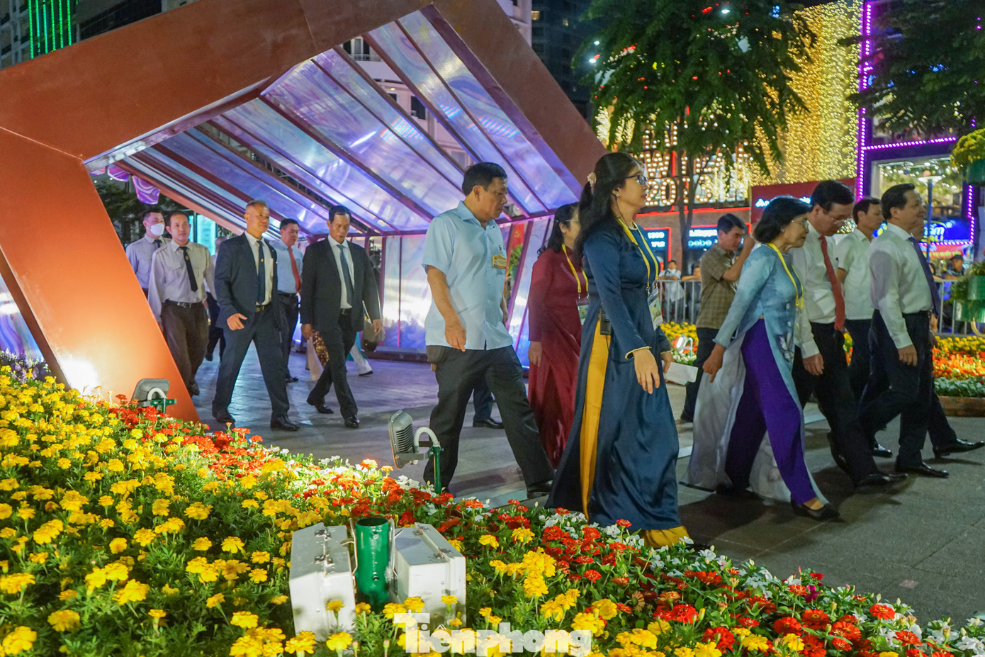 Sau lễ khai mạc, các lãnh đạo Trung ương và TPHCM cùng người dân chính thức du xuân, thưởng ngoạn đường hoa.