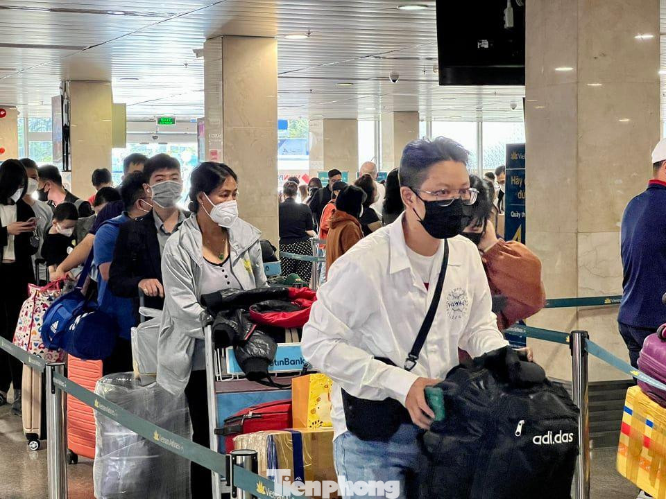 Theo đại diện Cảng vụ hàng không quốc tế Tân Sơn Nhất thì lượng khách trong ngày hôm qua (21 tháng Chạp) có hơn 600 chuyến bay và khoảng 60.000 lượt khách, con số này đã gấp đôi số chuyến bay và lượt khách trong dịp Tết Dương lịch 2022 vừa rồi.