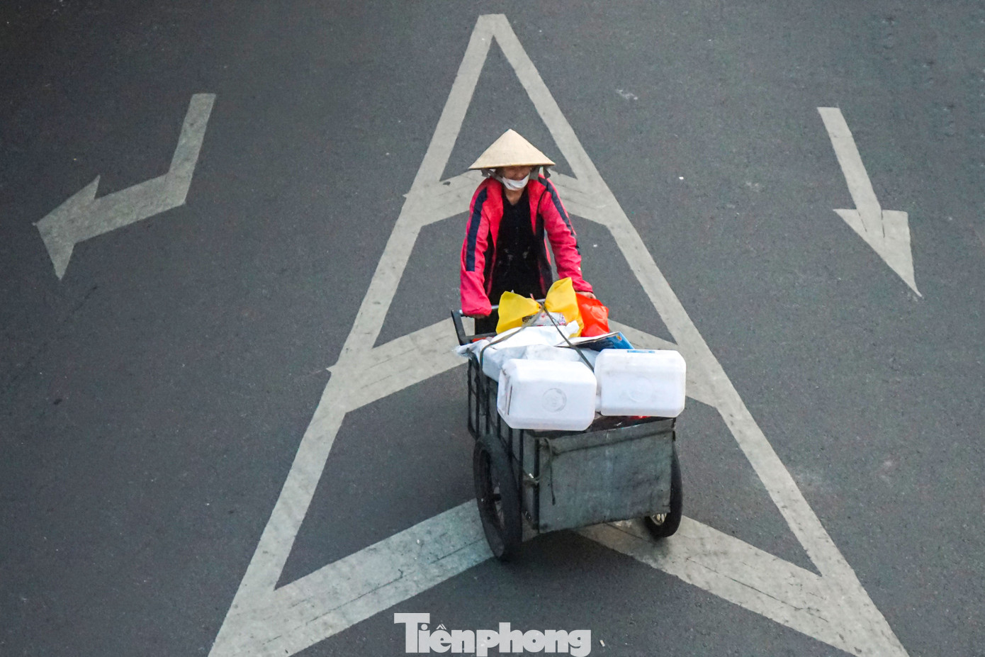 Là người hay đi nhặt ve chai dọc tuyến đường Trường Sa, bà La Thị Lân chia sẻ: "Tết năm nay, do kinh phí eo hẹp, tôi không về quê. Sáng nay công việc của tôi làm không nặng như mọi ngày vì người ta ra đường rất ít".