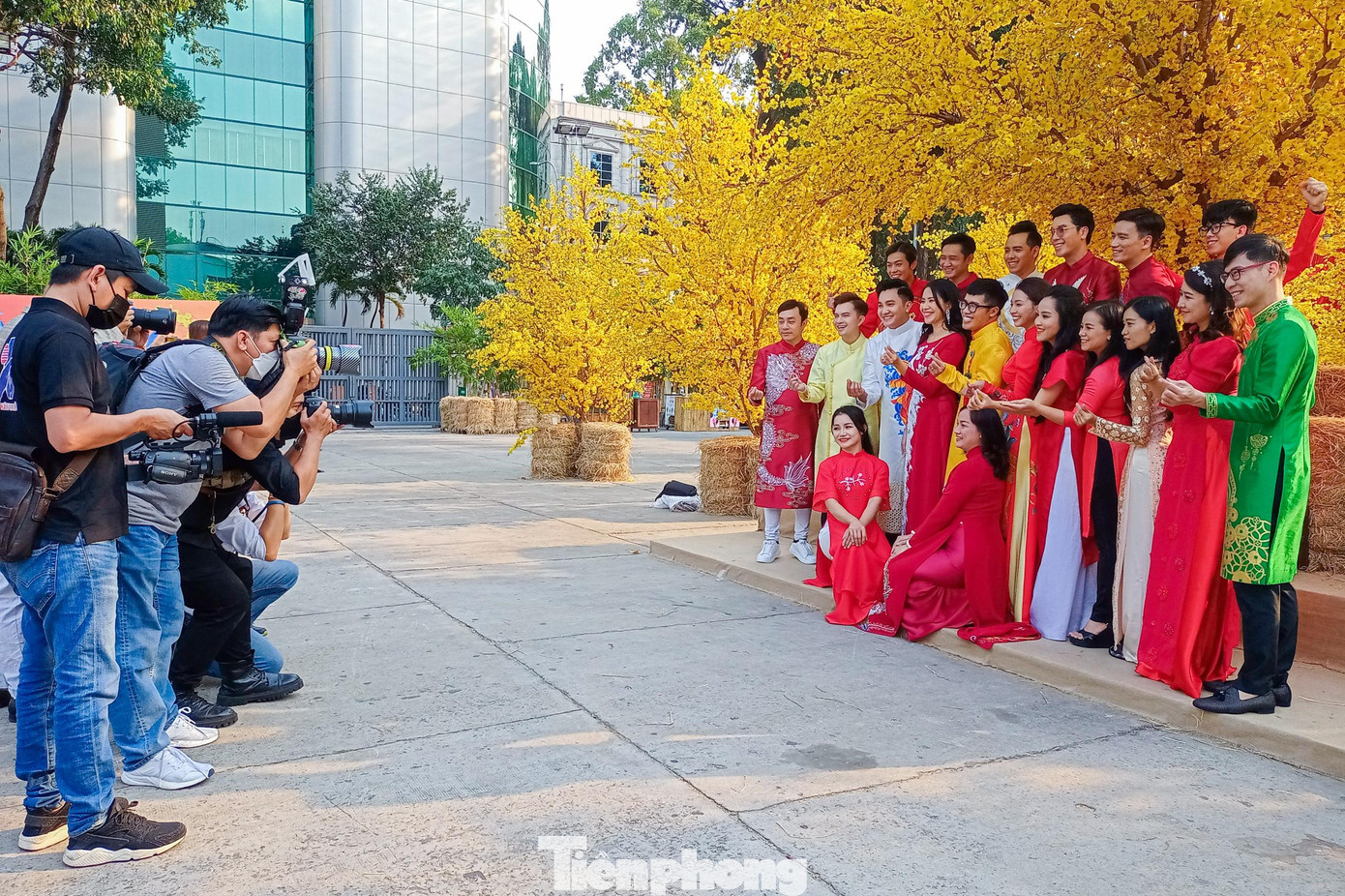 Các tình nguyện viên cùng nhau chụp ảnh tập thể tại "Phố ông đồ" Các tình nguyện viên cùng nhau chụp ảnh tập thể tại "Phố ông đồ"