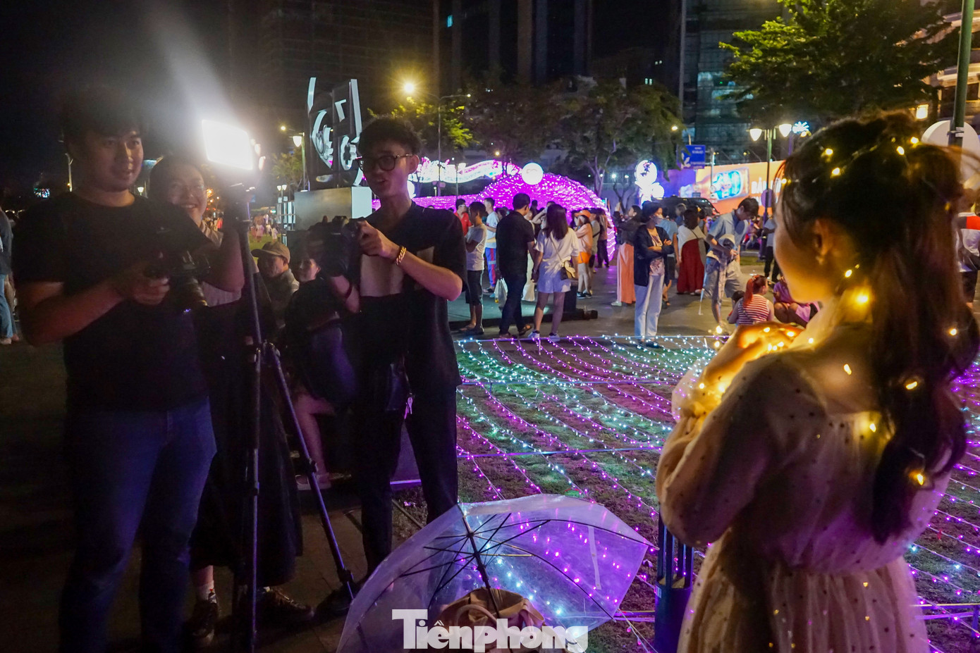 Ghi nhận tại khu vực Công viên Bạch Đằng (quận 1), trước giờ tắt đèn của Chiến dịch giờ trái đất đã có rất đông người dân, đặc biệt là các bạn trẻ đến đây vui chơi chụp ảnh.