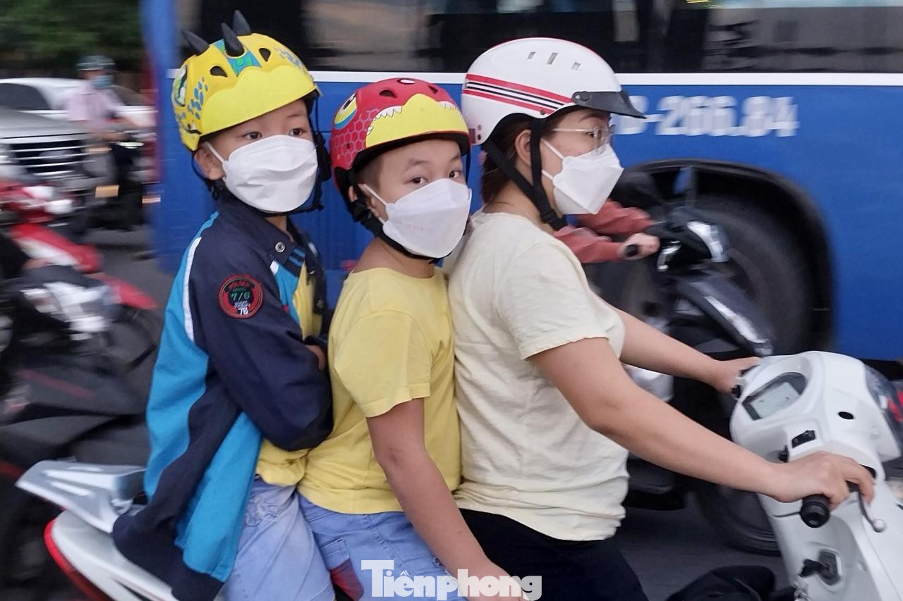 “Năm nay dịch COVID-19 không còn phức tạp. Khi biết tin thành phố sẽ bắn pháo hoa dịp lễ 30/4 nên tôi quyết định cho các cháu đi xem”, chị Lê Nga (ngụ Quận 11) chia sẻ.