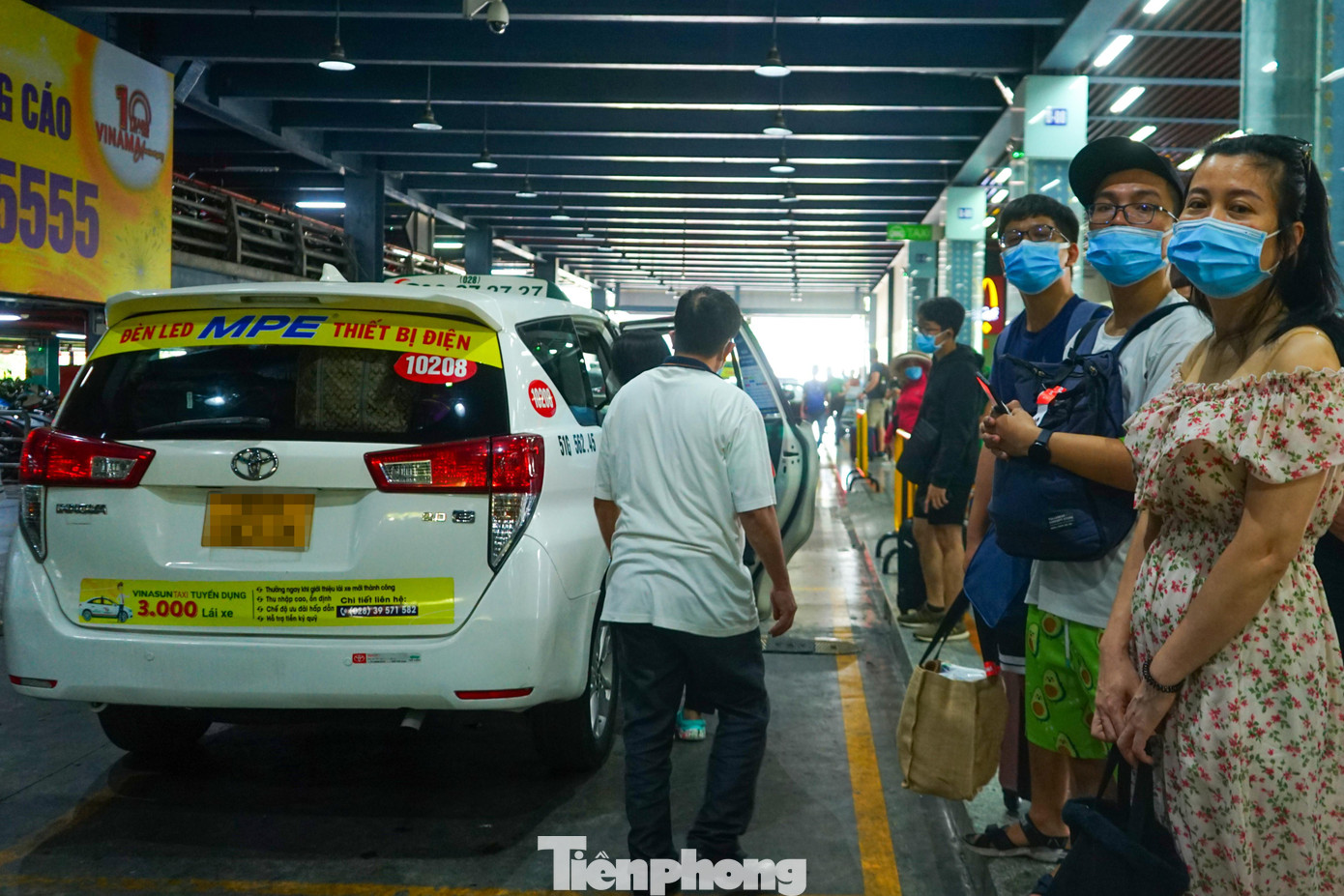 Bên trong khu vực đón khách của các hãng taxi, một hàng dài xếp hàng chờ đợi bắt xe. Các hãng taxi liên tục huy động thêm xe để có thể đáp ứng nhu cầu của khách hàng.