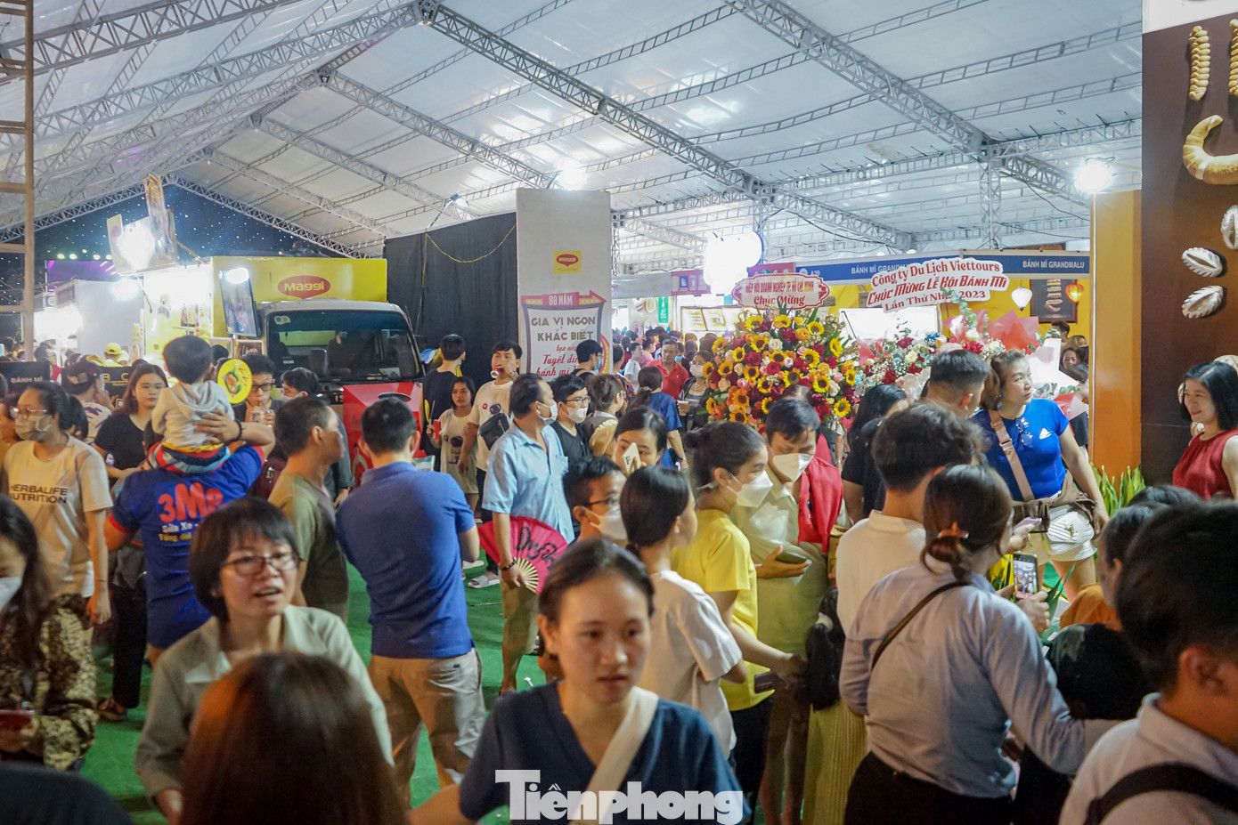 Mặc dù là lần đầu được tổ chức, lễ hội đã thu hút hàng nghìn người dân và du khách đến tham quan mua sắm, check in ngay trong ngày đầu mở cửa.