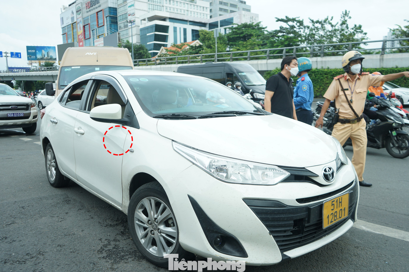 Xử phạt nhiều xe kinh doanh tại 'điểm nóng' ra vào sân bay Tân Sơn Nhất ảnh 6