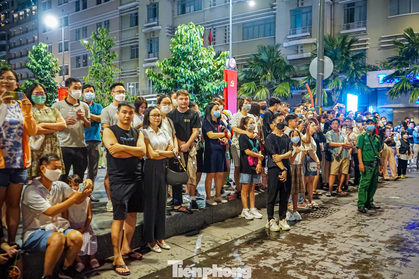 Buổi biểu diễn thu hút rất đông người dân thành phố và các du khách nước ngoài tập trung tại phố đi bộ Nguyễn Huệ để xem biểu diễn.