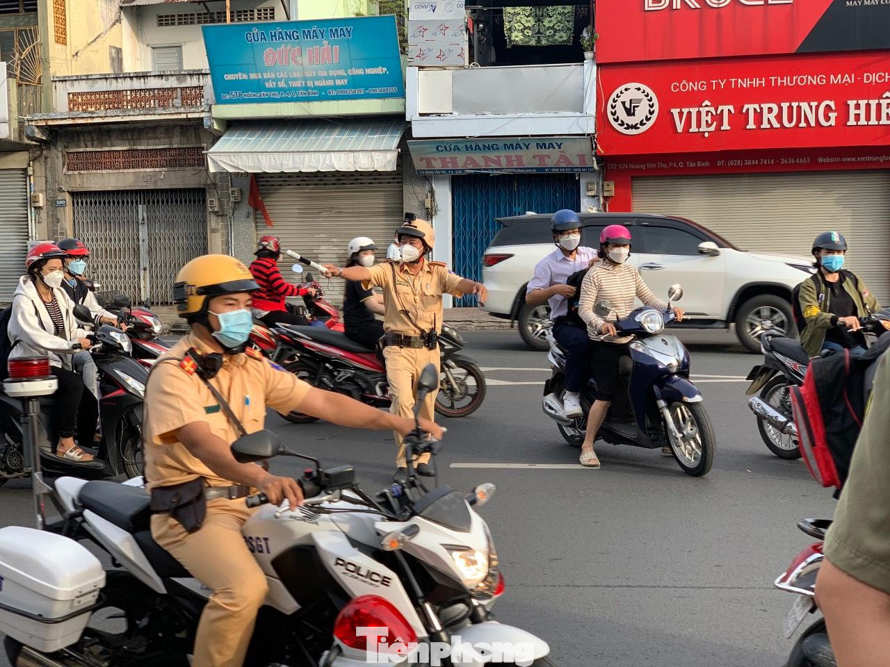 Tại điểm thi trường THPT Nguyễn Thượng Hiền (quận Tân Bình), sau khi phụ huynh đưa thí sinh đến phòng thi thì ngay lập tức các cán bộ chiến sĩ CSGT thuộc Công an quận điều phối vào hai bên hông cổng trường đứng chờ nhằm tránh gây ùn tắc.