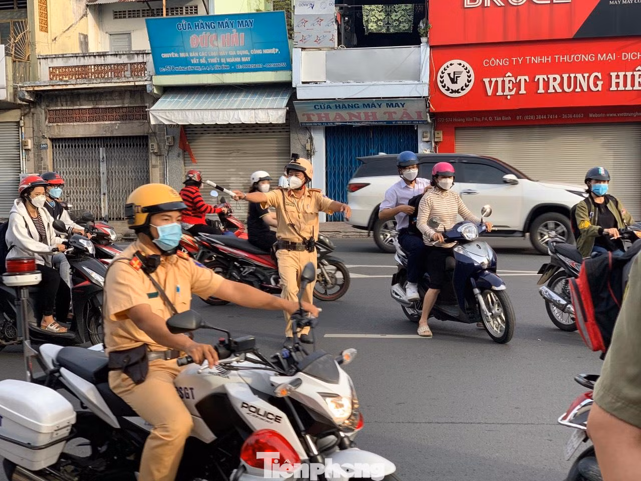 Tại điểm thi trường THPT Nguyễn Thượng Hiền (quận Tân Bình), sau khi phụ huynh đưa thí sinh đến phòng thi thì ngay lập tức các cán bộ chiến sĩ CSGT thuộc Công an quận điều phối vào hai bên hông cổng trường đứng chờ nhằm tránh gây ùn tắc.