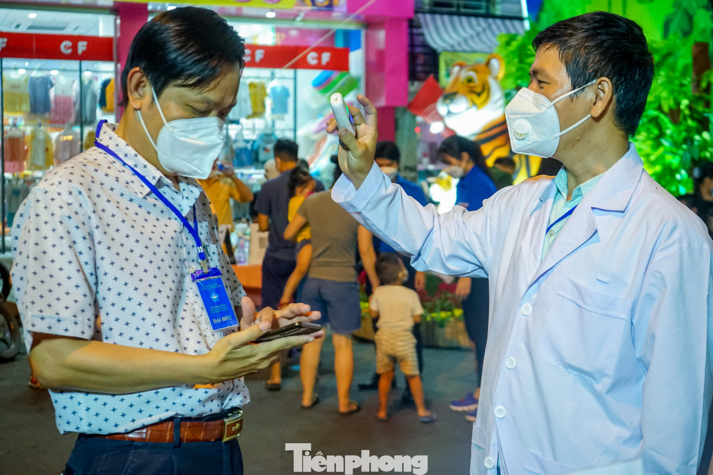 Do trước đó TPHCM bị ảnh hưởng nặng nề của dịch COVID-19 nên lễ khai mạc chợ hoa xuân năm nay đảm bảo nghiêm ngặt về quy định phòng chống dịch. Đại biểu và khách mời tham dự lễ khai mạc trước khi vào sân khấu chính cũng đều phải khai báo y tế, đo thân nhiệt và rửa tay sát khuẩn. Do trước đó TPHCM bị ảnh hưởng nặng nề của dịch COVID-19 nên lễ khai mạc chợ hoa xuân năm nay đảm bảo nghiêm ngặt về quy định phòng chống dịch. Đại biểu và khách mời tham dự lễ khai mạc trước khi vào sân khấu chính cũng đều phải khai báo y tế, đo thân nhiệt và rửa tay sát khuẩn.