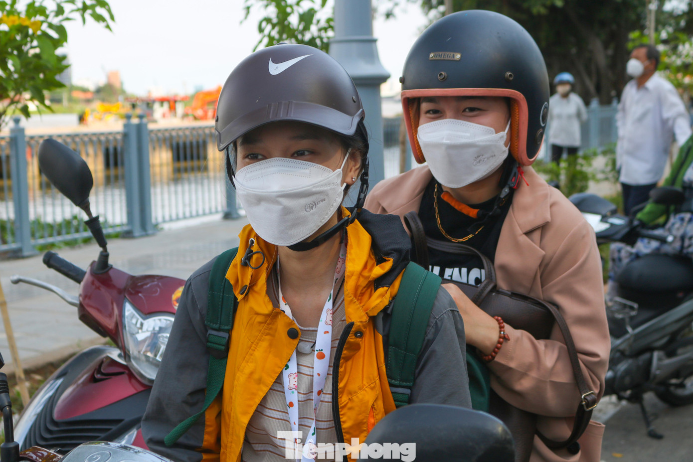 “Cây cầu là công trình biểu tượng của thành phố nên hôm nay ai cũng muốn là người đầu tiên trải nghiệm lưu thông qua công trình này” một nữ sinh chia sẻ trong lúc chờ cầu thông xe.