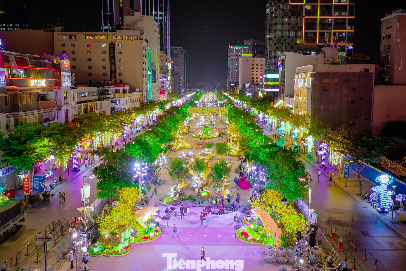 Khác với các năm trước, năm nay với chiều dài hơn 600m, đường hoa Nguyễn Huệ Tết 2022 sử dụng nhiều chất liệu thân thiện với môi trường và có thể tái sử dụng như kim loại, xốp, mây, tre, nứa, gạch, lưới, dây đan… cùng khoảng 80 loại hoa, gần 97.000 chậu, giỏ hoa các loại. Khác với các năm trước, năm nay với chiều dài hơn 600m, đường hoa Nguyễn Huệ Tết 2022 sử dụng nhiều chất liệu thân thiện với môi trường và có thể tái sử dụng như kim loại, xốp, mây, tre, nứa, gạch, lưới, dây đan… cùng khoảng 80 loại hoa, gần 97.000 chậu, giỏ hoa các loại.