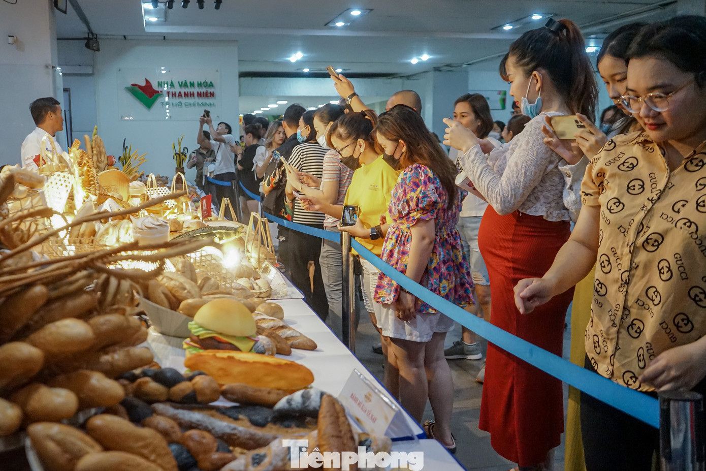 Ngoài ra, du khách khi đến tham quan còn có cơ hội được chiêm ngưỡng hơn 20 món buffet được trưng bày trên 20 xe bánh mì tại lễ hội.