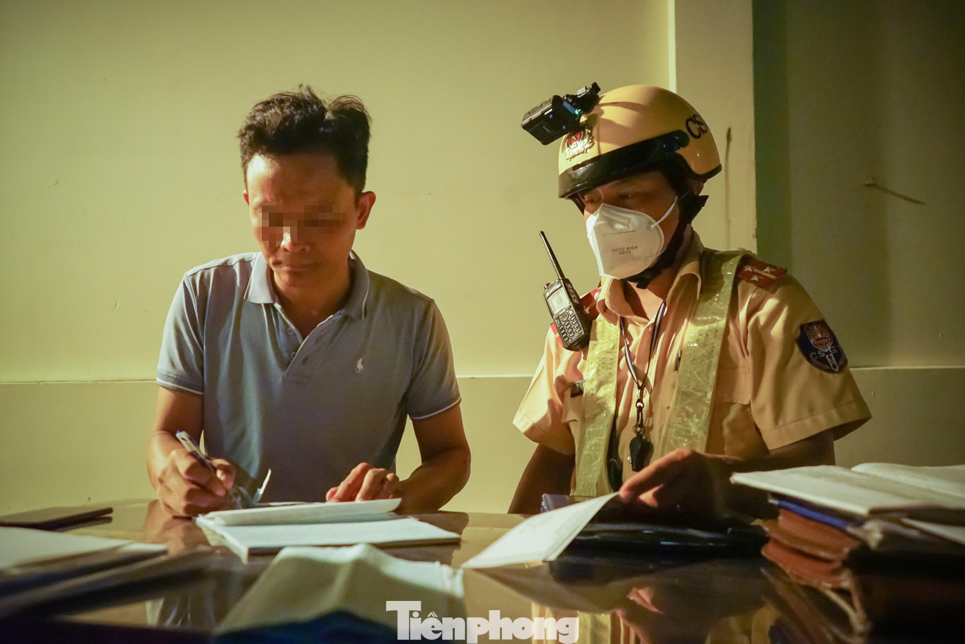 Nam tài xế ký biên bản sau khi nghe CSGT giải thích lỗi vi phạm Nam tài xế ký biên bản sau khi nghe CSGT giải thích lỗi vi phạm